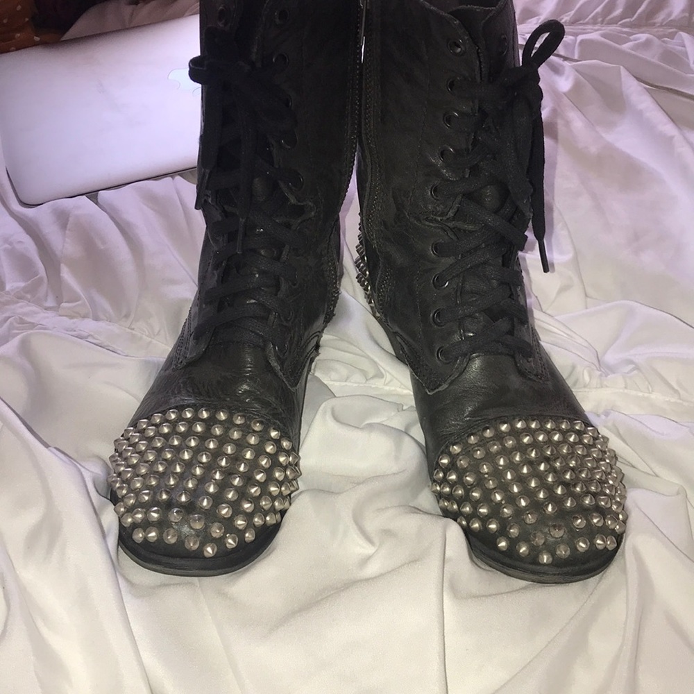 Steve Madden studded combat boot👣